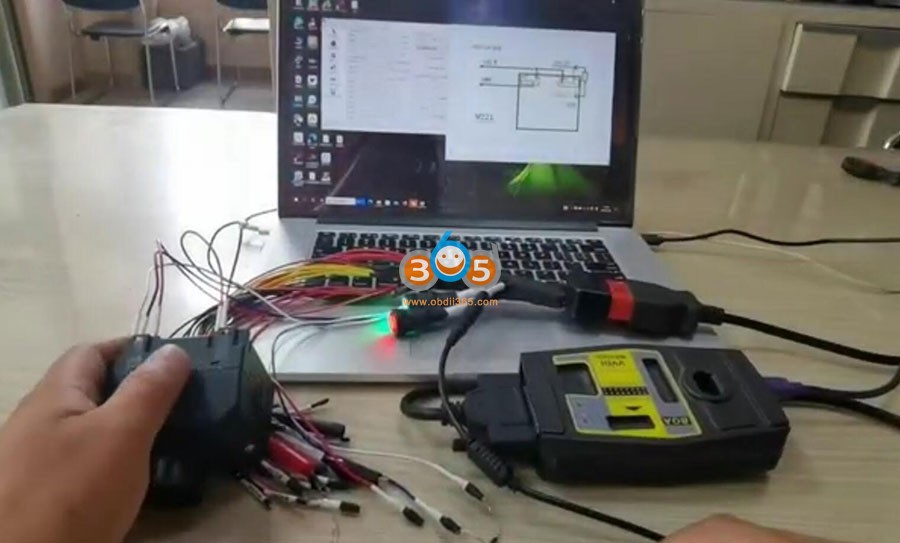 Connect with Xhorse VVDI MB tool to read Mercedes Benz EIS/EZS data